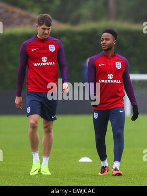 L'Inghilterra del 23-uomo Campionato Europeo squad train davanti alla finale di domani amichevole contro il Portogallo. Dotato di: Giovanni pietre, Raheem Sterling dove: Londra, Regno Unito quando: 01 Giu 2016 Foto Stock