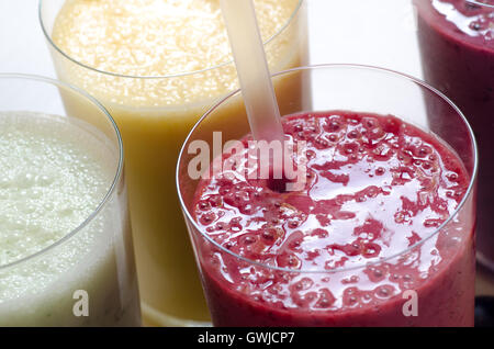 Frullato di frutta in vetro in primo piano Foto Stock