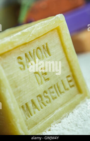 Il sapone di marsiglia naturale saponi multicolore realizzate a mano con olio biologico di lavanda ond un altro fiori Foto Stock