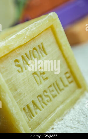 Il sapone di marsiglia naturale saponi multicolore realizzate a mano con olio biologico di lavanda ond un altro fiori Foto Stock