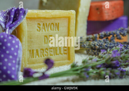 Il sapone di marsiglia naturale saponi multicolore realizzate a mano con olio biologico di lavanda ond un altro fiori Foto Stock