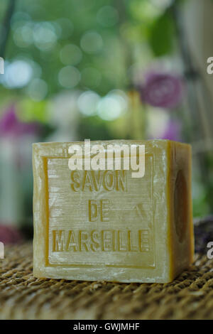 Il sapone di marsiglia naturale saponi multicolore realizzate a mano con olio biologico di lavanda ond un altro fiori Foto Stock