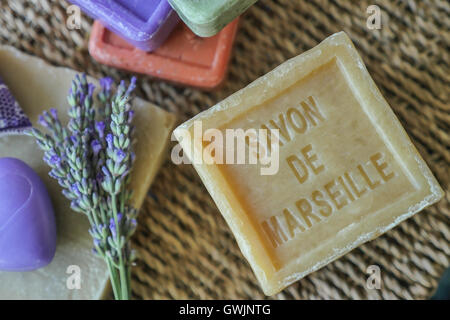 Il sapone di marsiglia naturale saponi multicolore realizzate a mano con olio biologico di lavanda ond un altro fiori Foto Stock