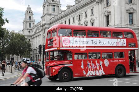 Londra autobus Routemaster in piazza del Parlamento Foto Stock