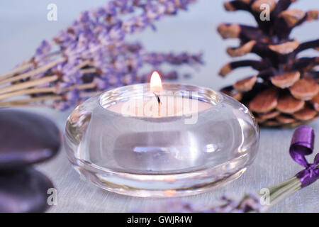 Fiori di lavanda e candela sul tavolo vicino al muro di mattoni in camera  Foto stock - Alamy