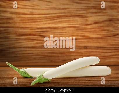 Due melanzane fresche sullo sfondo bianco Foto Stock