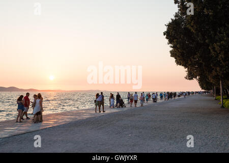 ZADAR, Croazia - 1 Settembre 2016: le persone camminare e godere di waterfront sul tramonto in Zadar, Croazia. Foto Stock