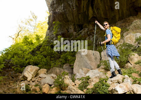 Caucasica modello maschio con zaino escursionismo sulla giornata di sole Foto Stock