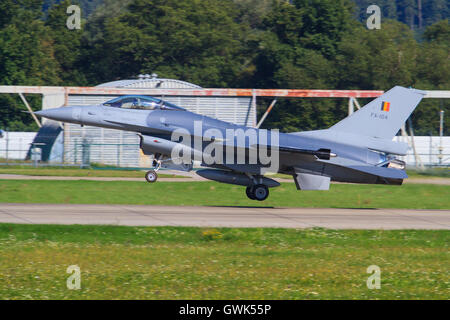 F16 jet da combattimento belga della Air Force, esegue una dimostrazione di volo durante un air show in Silac Foto Stock
