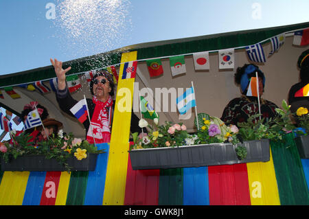 Street, amici, città, divertente, caravan, musica, show, persone a piedi, luna park, circo, tradizione, piacere, gruppo, colorato, festival Foto Stock