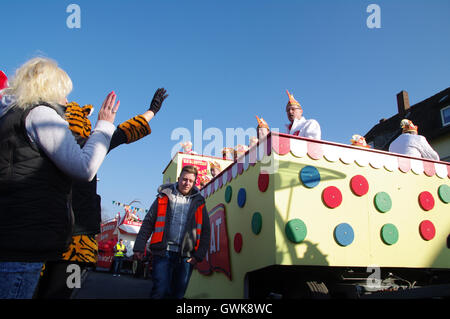 Street, amici, città, divertente, caravan, musica, show, persone a piedi, luna park, circo, tradizione, piacere, gruppo, colorato, festival Foto Stock