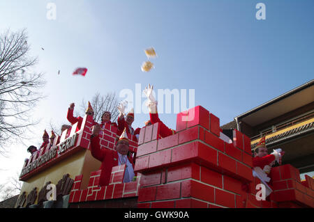 Street, amici, città, divertente, caravan, musica, show, persone a piedi, luna park, circo, tradizione, piacere, gruppo, colorato, festival Foto Stock