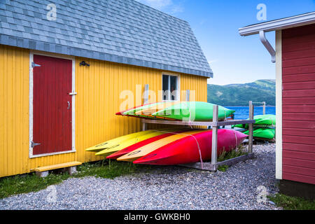 Colorato kayak e fasi di pesca a Norris punto, Parco Nazionale Gros Morne, Terranova e Labrador, Canada. Foto Stock