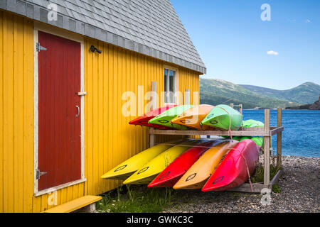 Colorato kayak e fasi di pesca a Norris punto, Parco Nazionale Gros Morne, Terranova e Labrador, Canada. Foto Stock