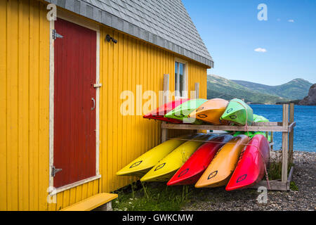 Colorato kayak e fasi di pesca a Norris punto, Parco Nazionale Gros Morne, Terranova e Labrador, Canada. Foto Stock