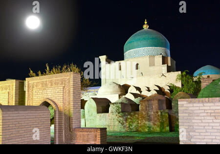 La Repubblica di Uzbekistan. Khiva. Le strade della città vecchia in illuminazione notturna. Foto Stock