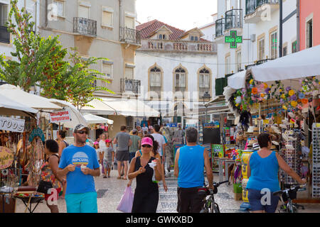 Algarve mercato Street scena, con bancarelle di mercato e gente shopping, centro città, Lagos, Algarve Portogallo Europa Foto Stock