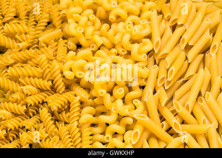 Cavatappi, Rotini, rigate pasta secca tradizionale taglio. Foto Stock