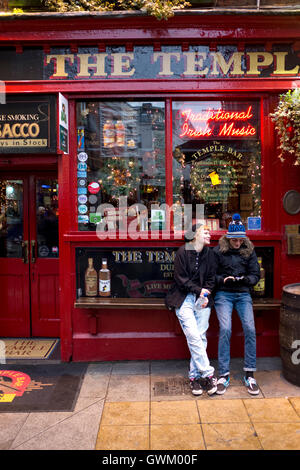 Due turisti che si siedono al di fuori di un pub di Temple Bar di Dublino, Irlanda Foto Stock