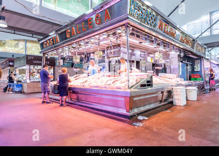 Orzo Mercato del quartiere Latina con poche persone e alcuni negozi di alimentari di chiusa. Madrid, Spagna Foto Stock