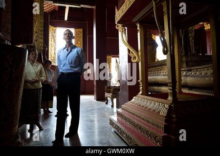 Il Presidente degli Stati Uniti Barack Obama tours di Ho Raj asta carriage house durante il suo tour del Wat Xieng Thong tempio Buddista Settembre 2016 a Luang Prabang, Laos con la sig.ra Vanpheng Keopannha. Obama è in Laos per il vertice ASEAN. Foto Stock