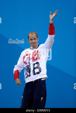 Gran Bretagna Sascha parentela celebra il vincitore Uomini 200m IM - SM6 finale sul podio durante il sesto giorno del 2016 Rio Giochi Paralimpici di Rio de Janeiro in Brasile. Foto Stock