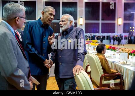 Stati Uniti Il presidente Barack Obama ha incontrato il Primo Ministro indiano Narendra Modi durante l'ASEAN cena di gala presso il Centro Convegni Nazionale Settembre 2016 in Vientiane, Laos. Foto Stock