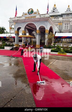 L'acqua viene spazzato off tappeti rossi dopo forti piogge prima dell'arrivo della U.S. Il presidente Barack Obama al Palazzo Presidenziale Settembre 6, 2016 a Vientiane, Laos. Obama è in Laos per il vertice ASEAN. Foto Stock