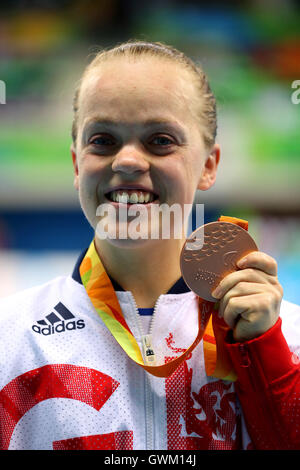 Gran Bretagna Eleanor Simmonds festeggia con la sua medaglia di bronzo dopo le Donne 400m Freestyle - S6 Final durante il sesto giorno del 2016 Rio Giochi Paralimpici di Rio de Janeiro in Brasile. Foto Stock