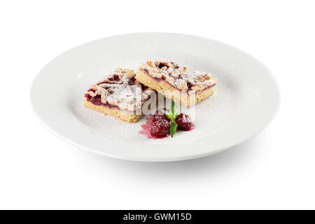 Torta grattugiato su una piastra bianca con lamponi. Foto Stock