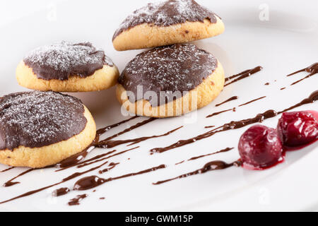 Panini con glassa di cioccolato sulla piastra bianca. Foto Stock