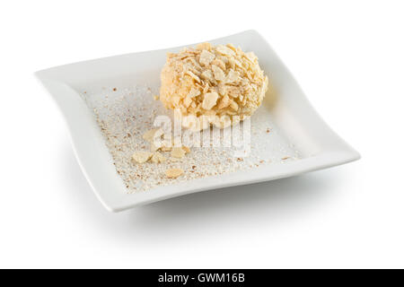 Torta di Napoleone sulla piastra bianca isolata su uno sfondo bianco. Foto Stock