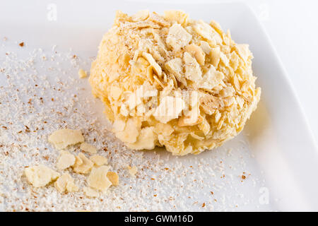 Torta di Napoleone sulla piastra bianca. Foto Stock