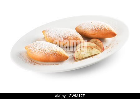 Polpette con mele sulla piastra bianca isolata su uno sfondo bianco. Foto Stock