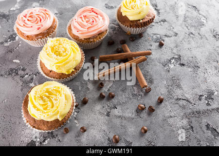 Tortine con crema sulla pietra grigia sullo sfondo. Foto Stock