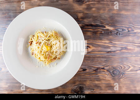 Pasta con uovo su sfondo di legno. Foto Stock