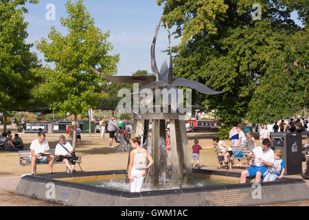 Il Cigno fontana di acqua su un giorno d'estate, Stratford-upon-Avon Foto Stock
