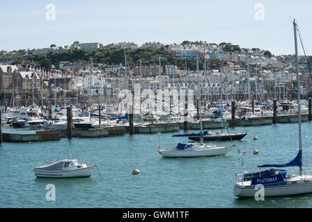 Brixham harbour visto dalla parete esterna su una giornata d'estate Foto Stock