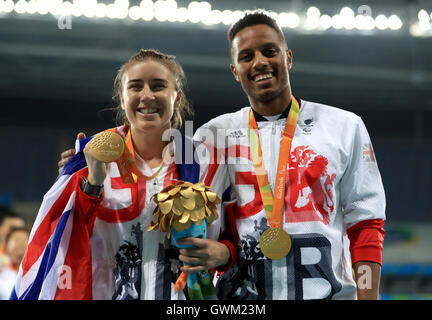 Gran Bretagna Libby Clegg guida e Chris Clarke celebrare con le loro medaglie d oro dopo la vittoria delle donne a 200 metri - T11 Final durante il sesto giorno del 2016 Rio Giochi Paralimpici di Rio de Janeiro in Brasile. Foto Stock