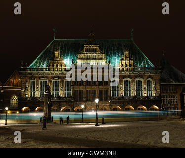 Bremen - Vista della piazza del mercato con il municipio e la statua di Roland in una notte d'inverno Foto Stock