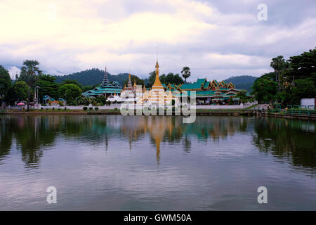 I templi Wat Jong Kham e Wat Jong Klang, che mostrano i caratteristici stili architettonici Tai Yai (Shan) e birmano riflessi nelle calme acque del lago Nong Chong Kham a Mae Hong Son, una remota e montuosa provincia nel nord della Thailandia, al confine con il Myanmar (Birmania) Foto Stock
