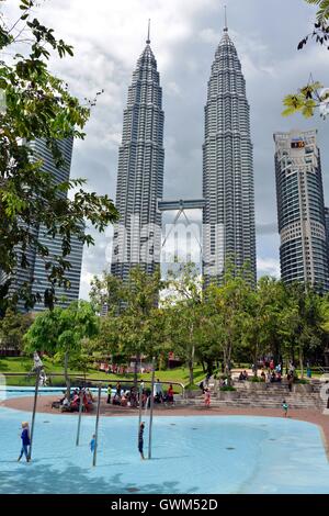 Vista delle Torri Petronas da KLCC Park Foto Stock