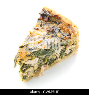 Pezzo di torta verde con cipolle e uova su sfondo bianco Foto Stock