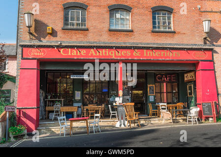 Clare Suffolk antiquariato, vista di un antiquariato e arredamento magazzino nel villaggio di Clare, Suffolk, Inghilterra, Babergh distretto, UK. Foto Stock