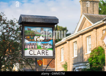 Clare Suffolk village REGNO UNITO, un segno illustrato nello storico villaggio di Clare nel Suffolk, Inghilterra, Babergh distretto, UK. Foto Stock