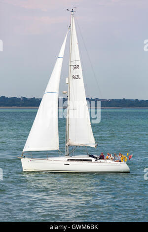 Gruppo in barca a vela nel Solent a bordo di uno yacht Beneteau Oceanis 37 Ellie B a bordo di una barca a vela a Solent UK a settembre Foto Stock