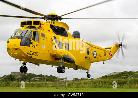 RAF Seaking elicottero decolla da appena falciata campo sportivo Foto Stock