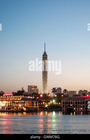 Borg al-Qahira (Lotus Tower) al di sopra di Isola di Gezira e Fiume Nilo al tramonto, il Cairo, Egitto Foto Stock