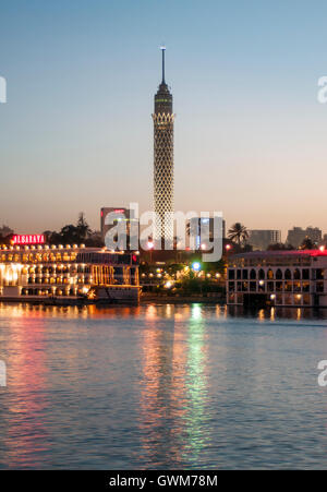 Borg al-Qahira (Lotus Tower) al di sopra di Isola di Gezira e Fiume Nilo al tramonto, il Cairo, Egitto Foto Stock