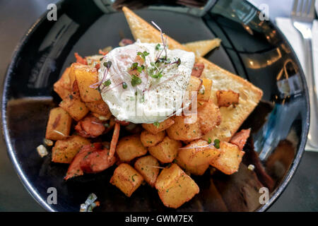 Hash di patate con pane croccante e Uovo affogato topping Foto Stock